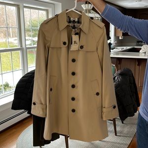 NWT Burberry women’s raincoat size 4.